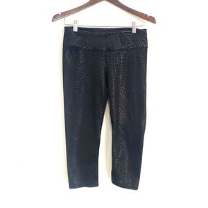 FABLETICS Womens Small Black On Black Patterned Cropped Leggings S4